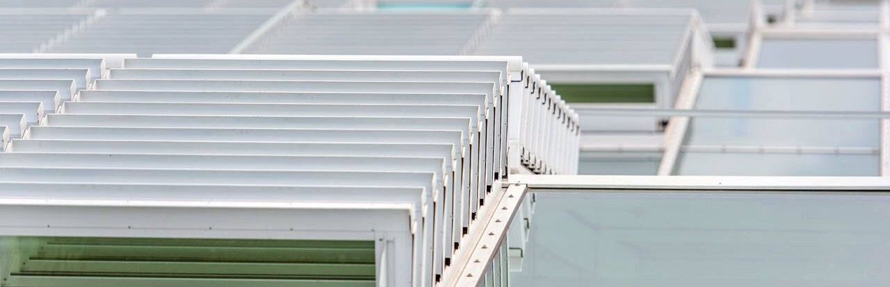 Pour assurer la ventilation et l'extinction des fumées par les issues de secours, Colt a également installé 49 fenêtres élégantes et élégantes en Coltlite dans les façades. Pour assurer la ventilation et l'extinction des fumées par les issues de secours, Colt a également installé 49 fenêtres élégantes et élégantes en Coltlite dans les façades.