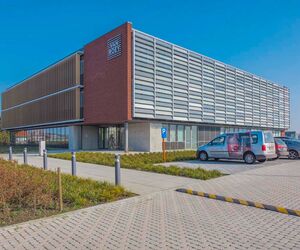 Lamelles Colt en verre laminé comme brise-soleil dans un bureau PNE