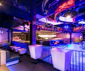 Des exutoires de fumée insonorisés dans discothèque Versuz Des exutoires de fumée insonorisés dans discothèque Versuz